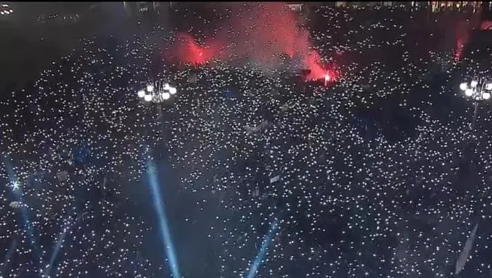Milano “vishet” zikaltër, 350 mijë tifozët e “djegin” për titullin e 20-të (VIDEO)