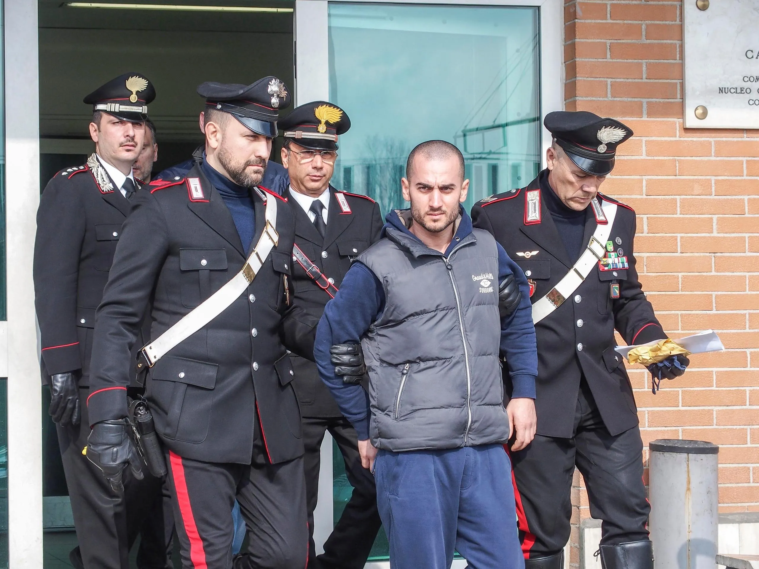 Itali/Masakroi me thikë ish të dashurën dhe partnerin e saj, vdes në spital shqiptari