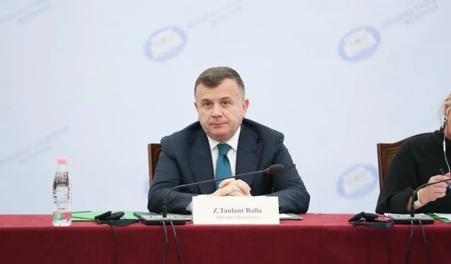 Ministri Balla  kërkon bashkëpunim për dhunën ndaj grave: Ato që marrin përsipër të denoncojnë, janë heroina