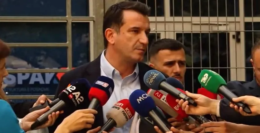 Veliaj del nga ambientet e SPAK pas 8 orësh