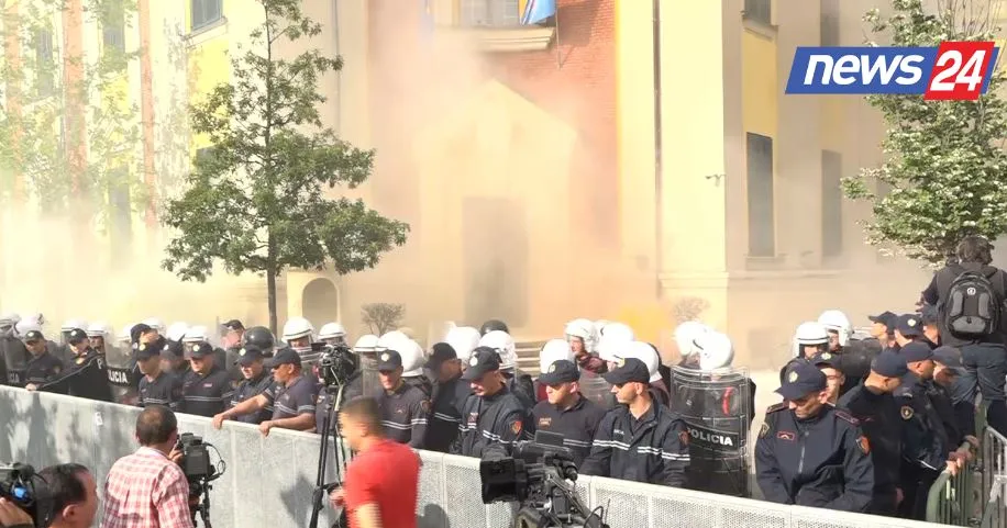 FOTO/ Përshkallëzohet situata, hidhet molotov përpara Bashkisë së Tiranës