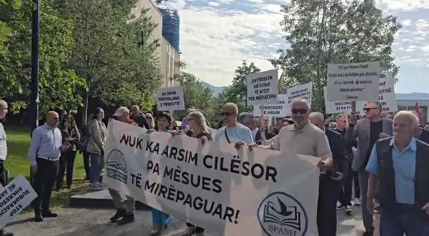 Mësuesit në protestë për 1 Majin, marshojnë tek Ministria e Arsimit! Ja kërkesat e tyre