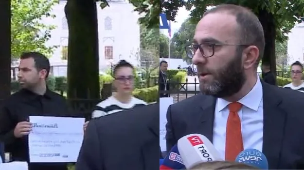 Gazetarët protestë para Kuvendit, Bardhi: Dënojmë sulmet ndaj medias! Raste që turpërojnë të gjithë politikën
