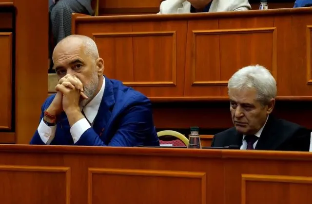 Sqarimi i Ramës për  qytetarët: Në bashki, për Ali Ahmetin