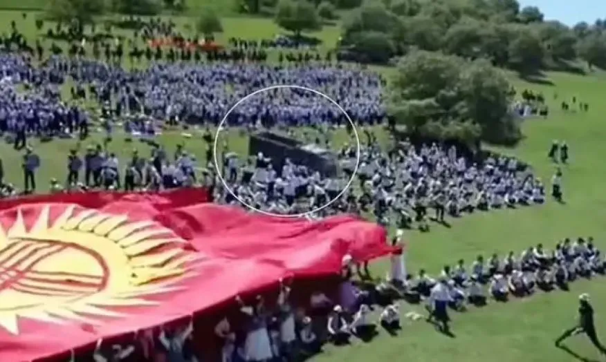 Kirgistan/ Shoferi harroi të ngrinte frenat e dorës, kamioni merr para turmën e nxënëse