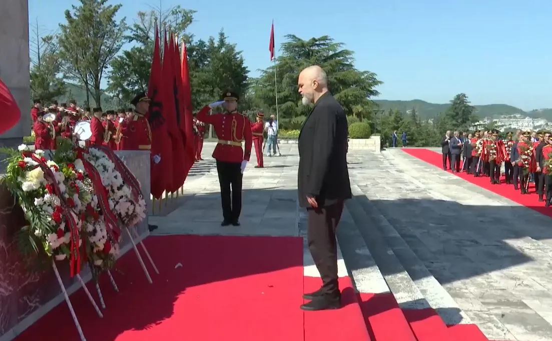 Kryeministri Rama homazhe në Varrezat e Dëshmorëve, shoqërohet nga Erion Veliaj dhe Lindita Nikolla
