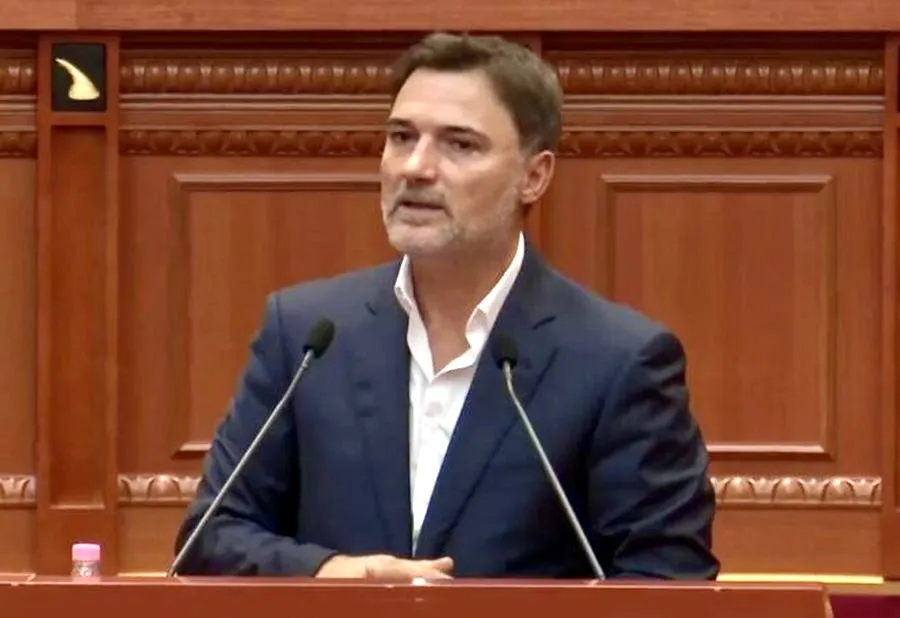 Denoncimi i fortë i Deputetit Alibeaj: Punonjësit e BKH u dëbuan nga oborri i Kryeministrisë, shkuan të marrin materialet!