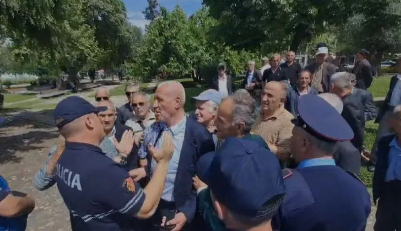Minatorët përplasen me policinë: Duam të futemi në Kuvend të takojmë përfaqësuesit tanë