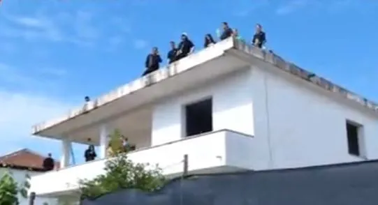 Familjet që preken nga projekti Thumanë-Kashar kërcënojnë se do t’i vendosin flakën vetes me benzinë