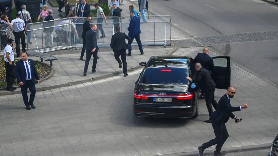 Kryeministri  sllovak, qëllohet me armë sapo del nga mbledhja e qeverisë (Foto)