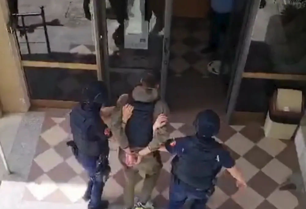 Asgan Mërnica me jelek antiplumb në gjykatë lihet në arrest me burg