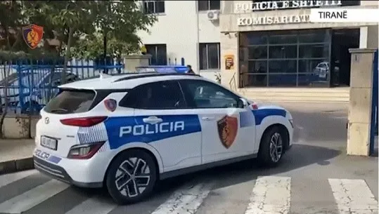 Tiranë/ Morën peng dhe dhunohet 20-vjeçarin , policia arreston tre persona