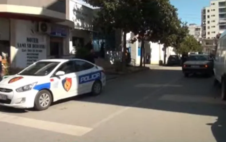 Elbasan/ Kërcënuan pronarin e mobilierisë për t’i marrë 4000 euro; arrestohet 55-vjeçari, në kërkim bashkëpunëtori