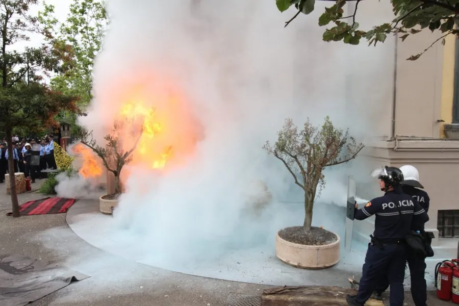 Veliaj u shkëput energjinë protestuesve, ata hedhin molotovë