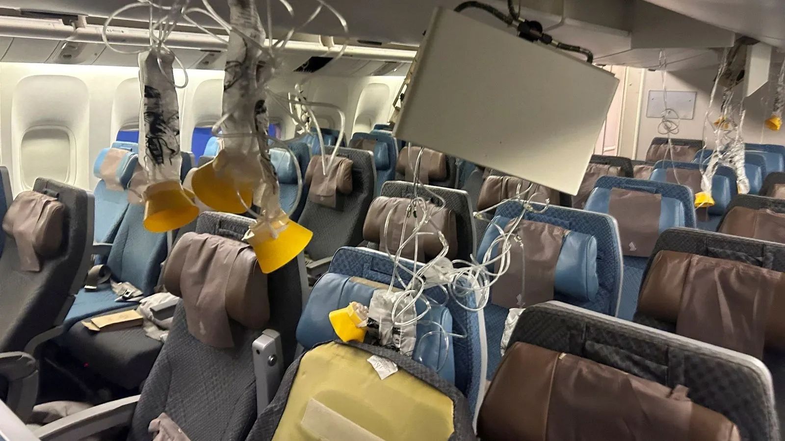 Pasagjerët rrëfejnë tmerrin, pas turbulencave ku një person humbi jetën. Publikohen pamjet brenda aeroplanit të shkatërruar (FOTO)