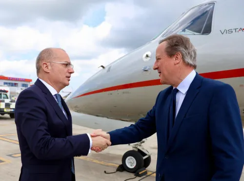 David Cameron mbërrin në Shqipëri, pritet nga Ministri i Jashtëm! Igli Hasani: Ruajtja e unitetit euroatlantik është thelbësore