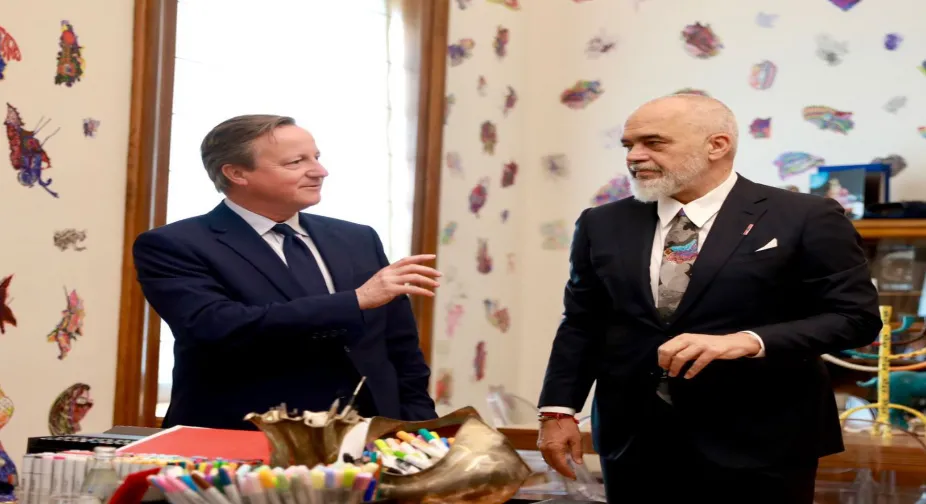 FOTO/David Cameron pritet nga Rama në Kryeministri