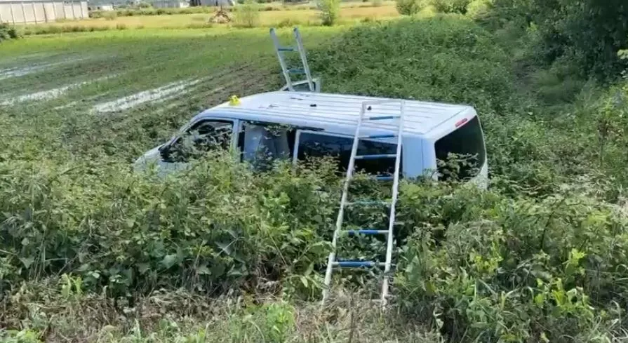 Furgoni me pasagjerë del nga rruga, ndërron jetë shoferi