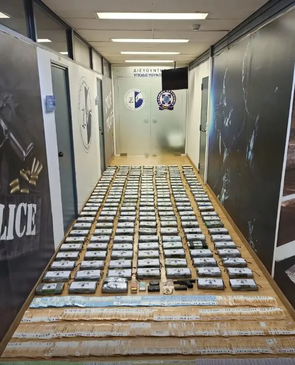 FOTO+VIDEO/ Në pako ishte stampuar një kafke dhe logoja e “Spartës”, dalin pamjet e kokainës me destinacion Shqipërinë! Vlera e lëndës narkotike i kalonte 5 milionë euro