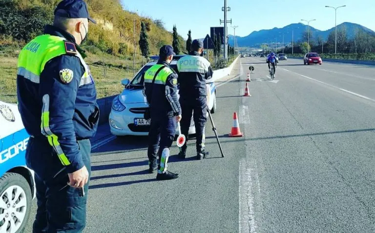 Çiklistët përplasen në aksin Kuç-Qeparo, 2 prej tyre në gjendje të rëndë