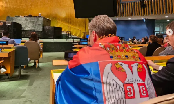 Asambleja e OKB-së votoi pro rezolutës për gjonicidin në Srebrenicë, Vuçiç mbështillet me flamurin e Serbisë