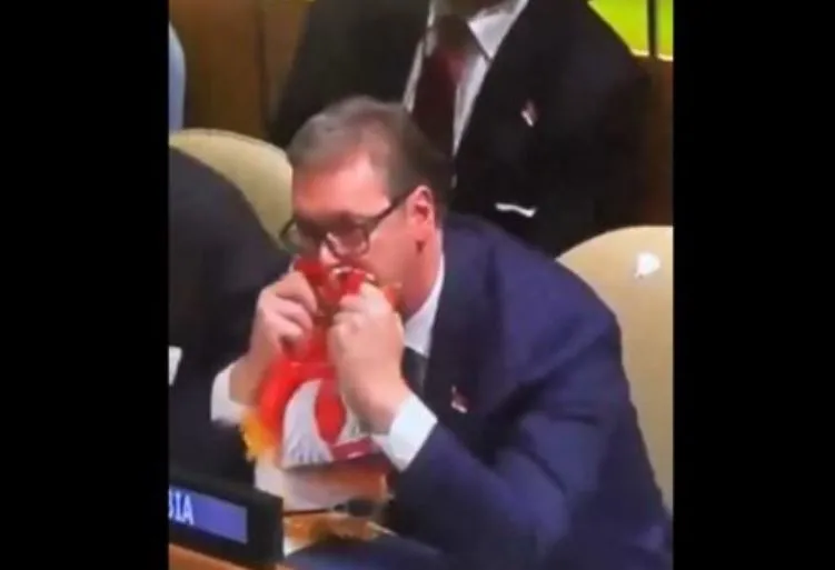 Reagimi i Vuçiç gjatë votimit të OKB për rezolutën kundër genocidit në Srebrenicë bëhet viral (VIDEO)
