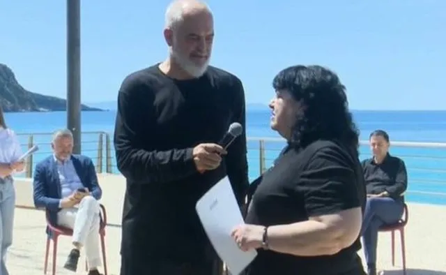 Rama i jep vajzës  së  Petro Markos  certifikatën e banesës së trashëguar: Do ta kthej në muze