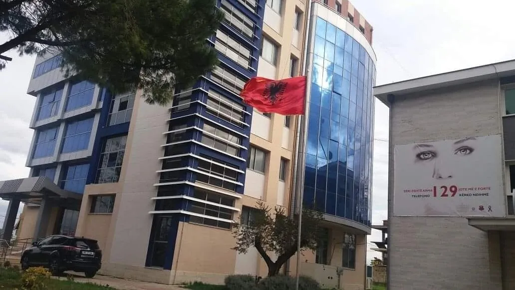 Fier/ Kreu marrëdhënie s*ksuale me dhunë me një 24-vjeçare, arrestohet 63-vjeçari. Ja masa e sigurisë e caktuar ndaj tij