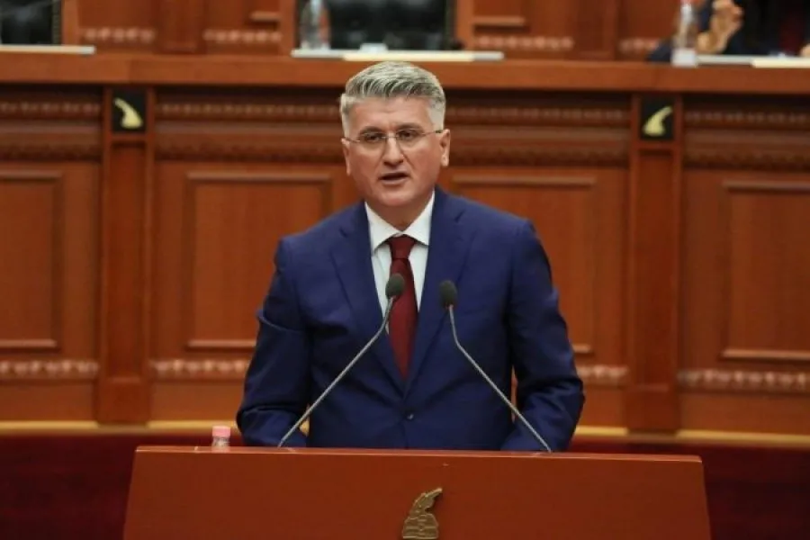 Klosi të këndojë ‘o sole mio’, Damiani me kitarë’