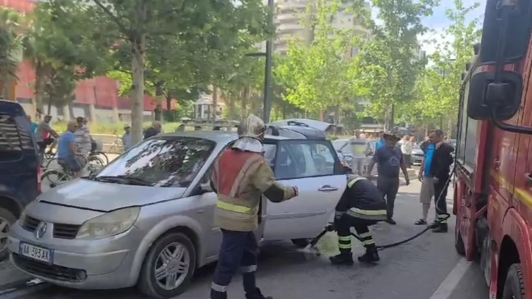 Vlorë/ Shpërthen në flakë automjeti , shpëtojnë mrekullisht pasagjerët