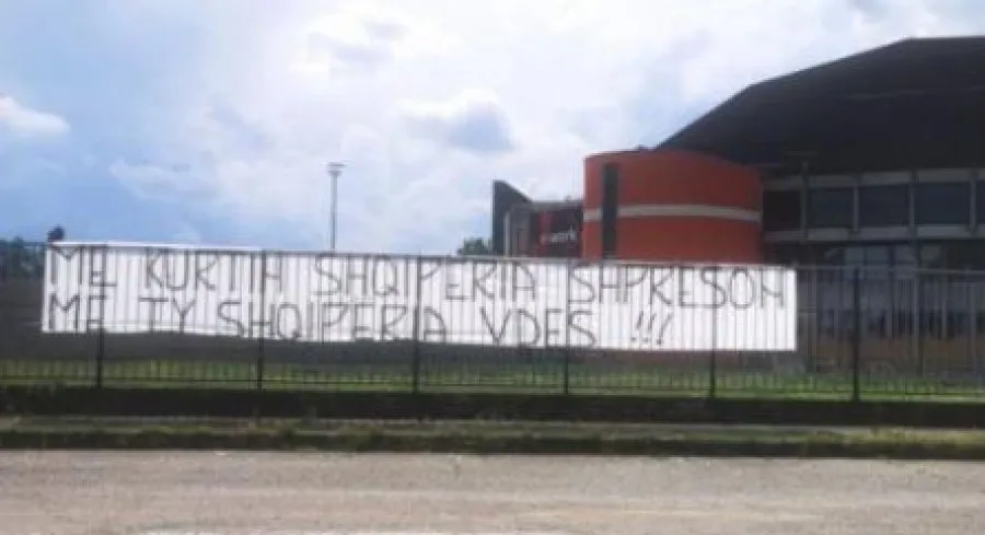“Me Kurtin Shqipëria shpreson, me ty vdes”, shqiptarët presin me protestë Ramën në Milano