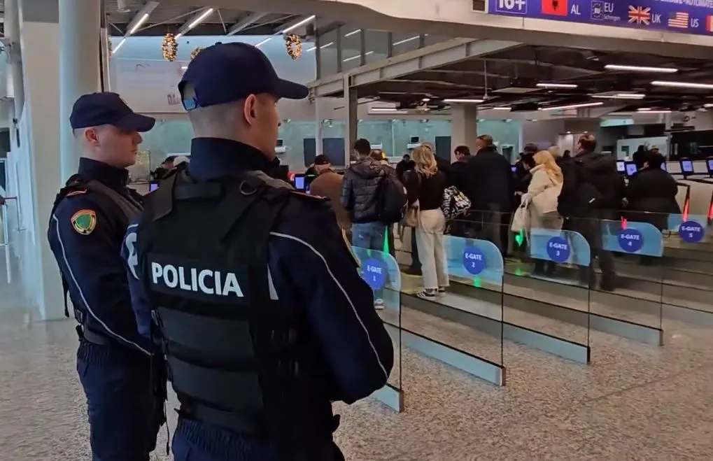 Arrestohet punonjësi i aeroportit të Rinasit, i vodhi pasagjerit orën e shtrenjtë