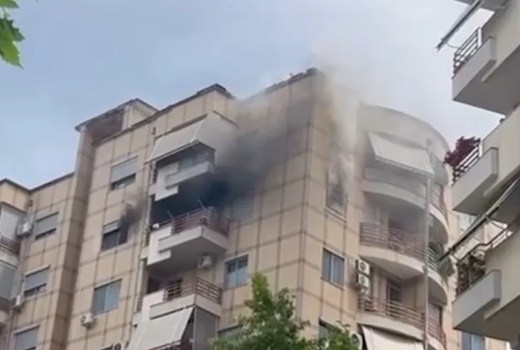 Astir/  Zjarr në një pallat , zjarrfikësit në vendngjarje