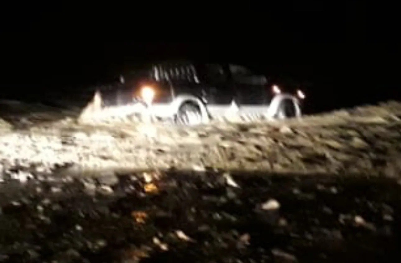 Poliçan/ Ngecin bashkë me automjetin në Osum, shpëtohen mrekullisht dy persona