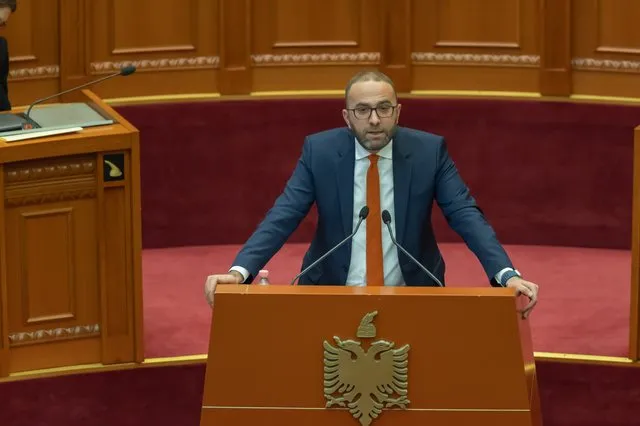 Bardhi “zë ngushtë” Spiropalin: Mos je vajza e Mërtirit dhe Zotos?