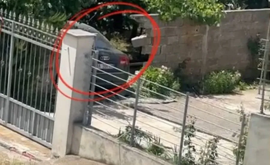 Tiranë/ Shoferi i droguar përfundon në oborrin e shtëpisë private