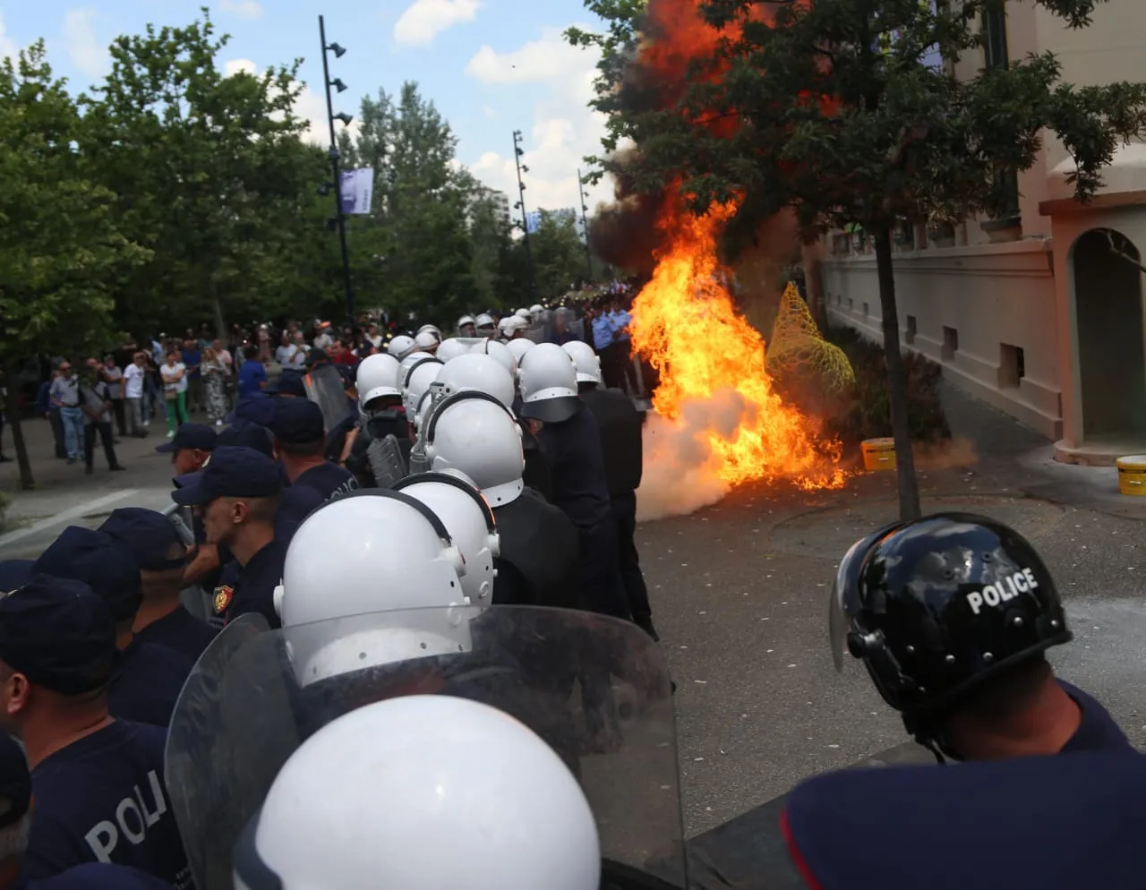 U hodh molotov pranë gazetarëve, reagon AMA: E papranueshme! Të ndiqet ligjërisht çdo akt që sulmon drejtpërdrejt ekipet e medias