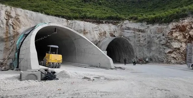 Rama sqaron publikun: Tuneli i Llogarasë do hapet këtë verë