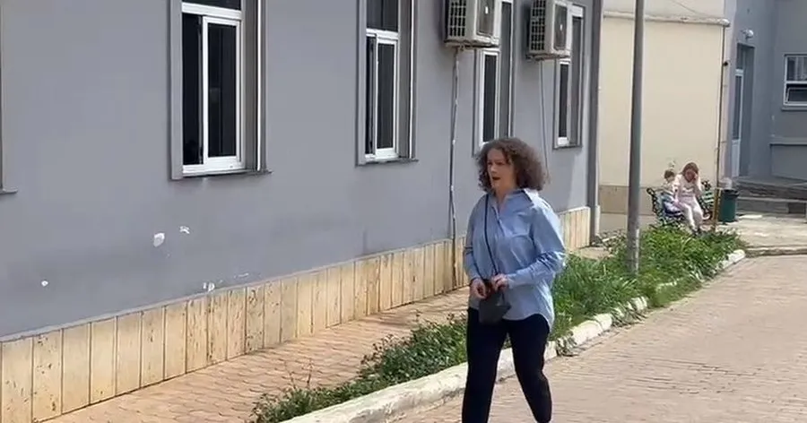 Argita Malltezi viziton në Spitalin e Traumës avokatin Sokol Mëngjesi që u dhunua sot në ish-bllok
