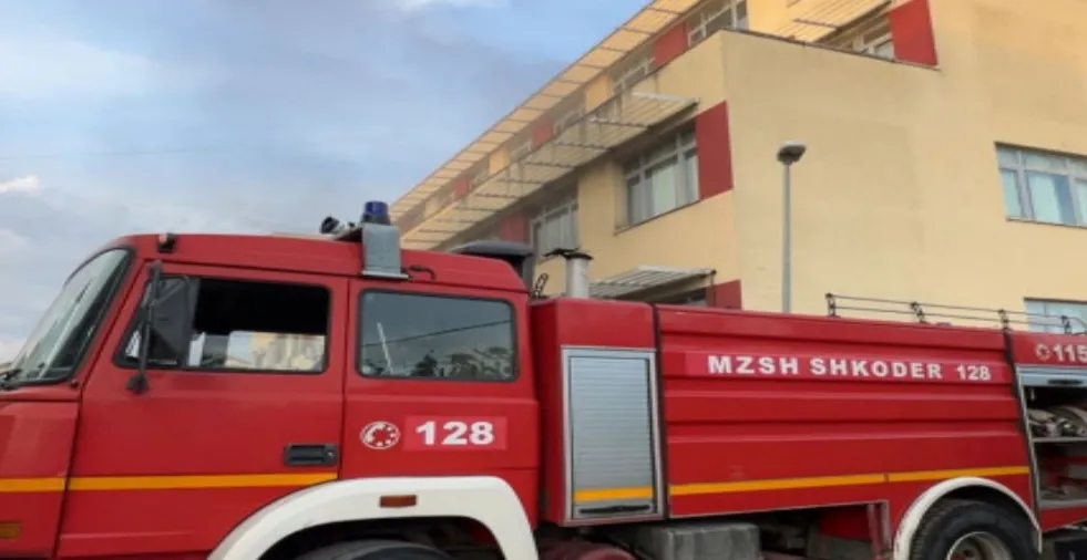 Përfshihet nga flakët spitali rajonal i Shkodrës, panik tek pacientët. Pamjet