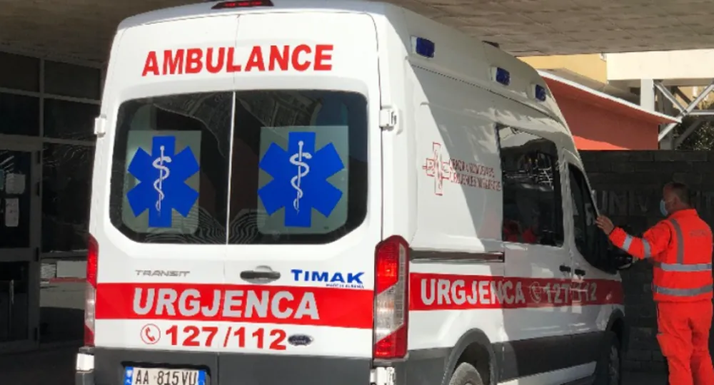 Tenton të vetëdigjet me benzinë, dërgohet me urgjencë në spital 63-vjeçari