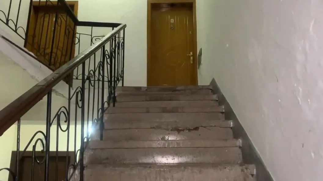Korçë/Djali tentoi të shpëtonte nënën nga dhuna e tij, babai e plagos me thikë