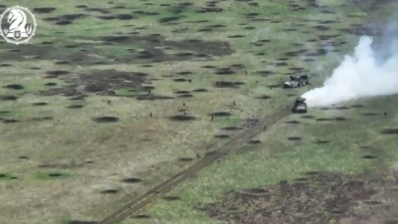 Video/ Me tanket amerikane forcat ukrainase shkatërrojnë dy autoblinda ruse, trupat e Kremlinin vrapojnë për mbijetesë