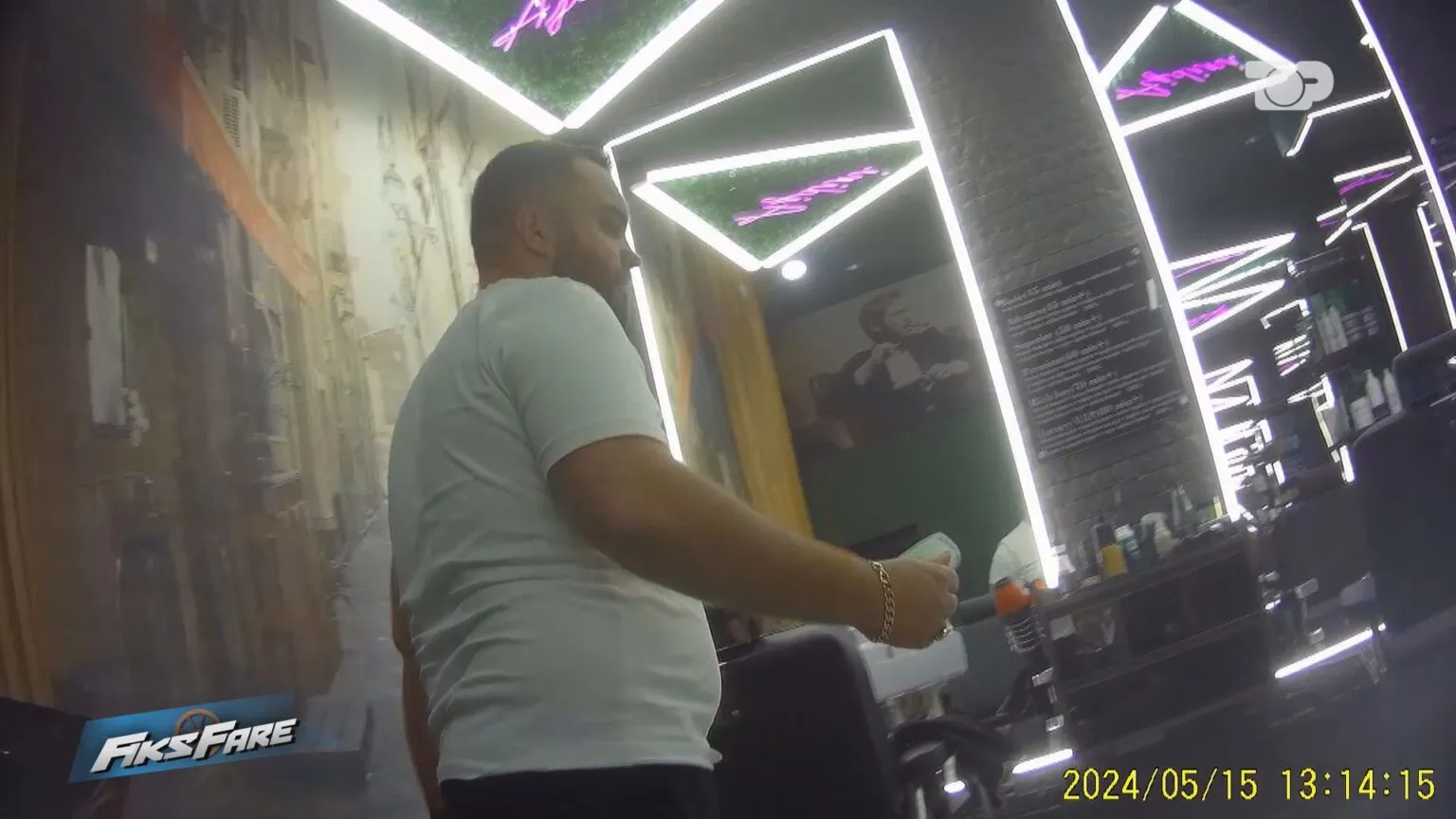 Zyrtari i shtetit në Kavajë, të qeth  në Tiranë gjatë orarit të punës