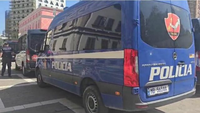 PROTESTA/Policia masa të forta para  bashkisë , autobotë me ujë dhe gardhe metalike