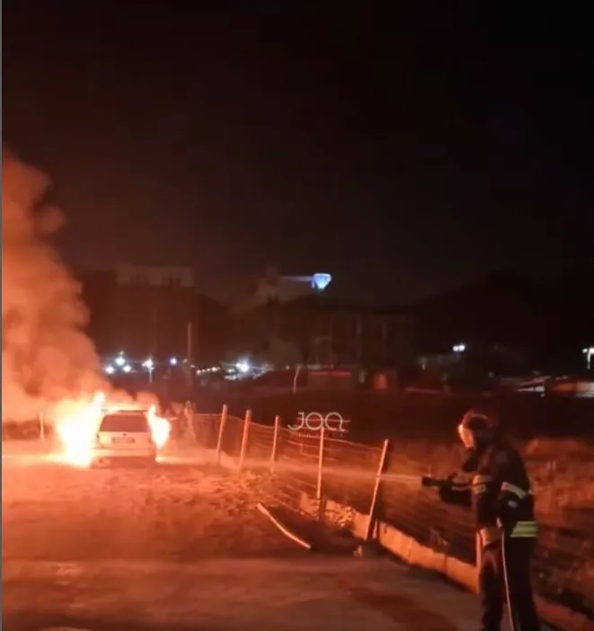 Kamëz/ Dalin pamjet e automjeteve të biznesit të makinave me qira të përfshira nga flakët