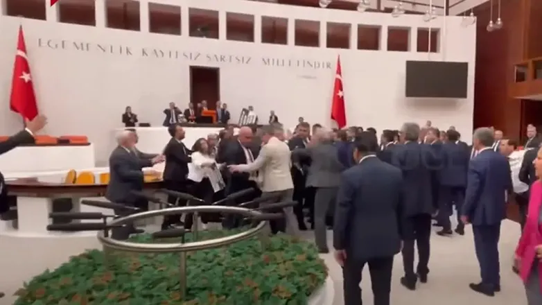 Turqi/ Grushta  e përleshje në parlamentin  mes deputetëve