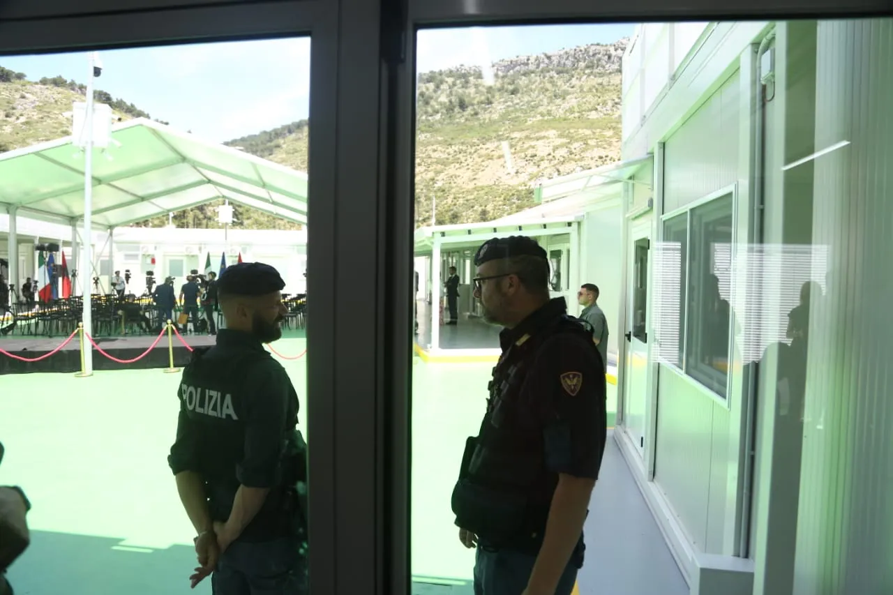 Rama dhe Meloni inspektojnë kampin e emigrantëve në Shëngjin, shoqërohen nga delegacionet përkatëse