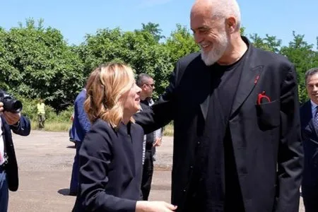 Meloni merr në mbrojtje mikun e saj dhe sulmon RAI3: Rama nuk është kriminel
