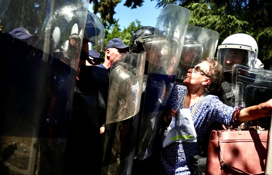 Fotoja e protestueses në Tiranë, më e mira e javës te Reuters